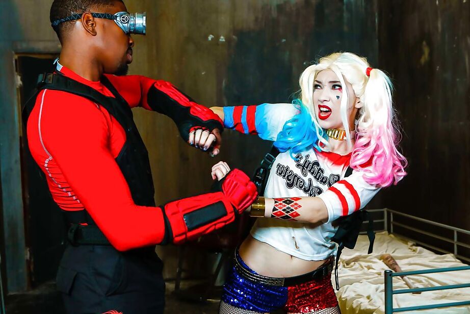 16P La linda rubia Aria Alexander teniendo sexo interracial en traje de cosplay