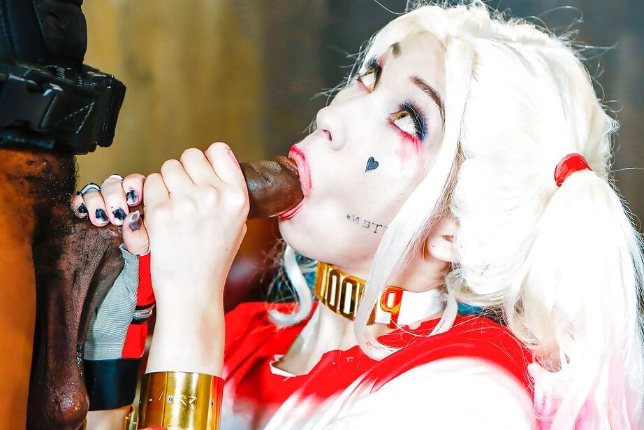 16P La linda rubia Aria Alexander teniendo sexo interracial en traje de cosplay