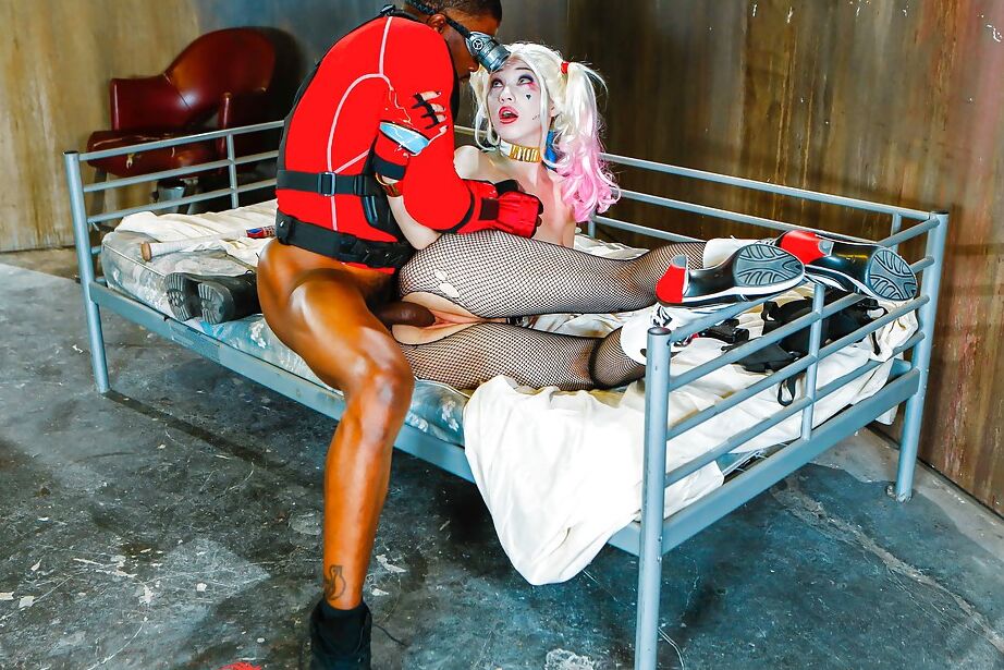 16P La linda rubia Aria Alexander teniendo sexo interracial en traje de cosplay