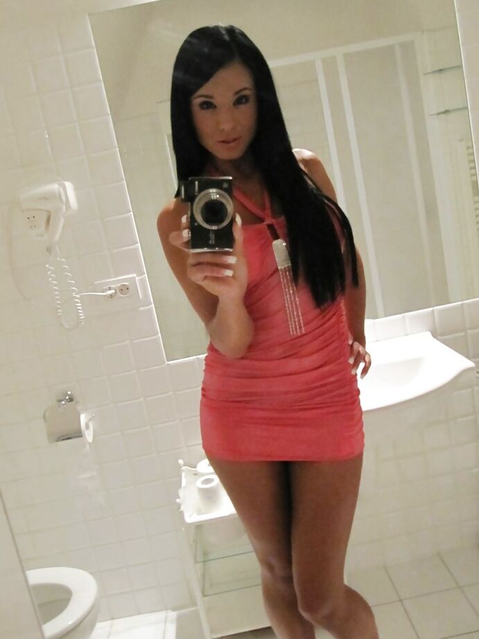 16P La méchante brune Ashley a de gros seins et un tatouage sexy