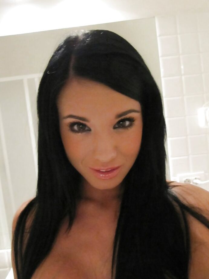 16P La méchante brune Ashley a de gros seins et un tatouage sexy