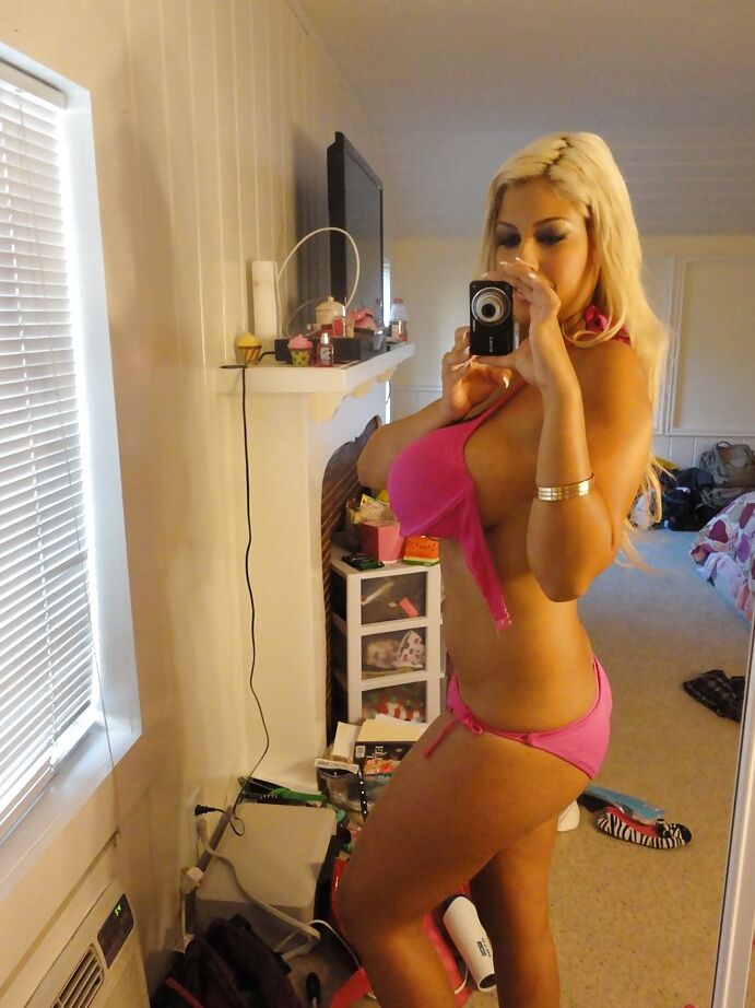 12P La bombe latina blonde Bridgette B enlève ses jolies photos pour un selfie nu
