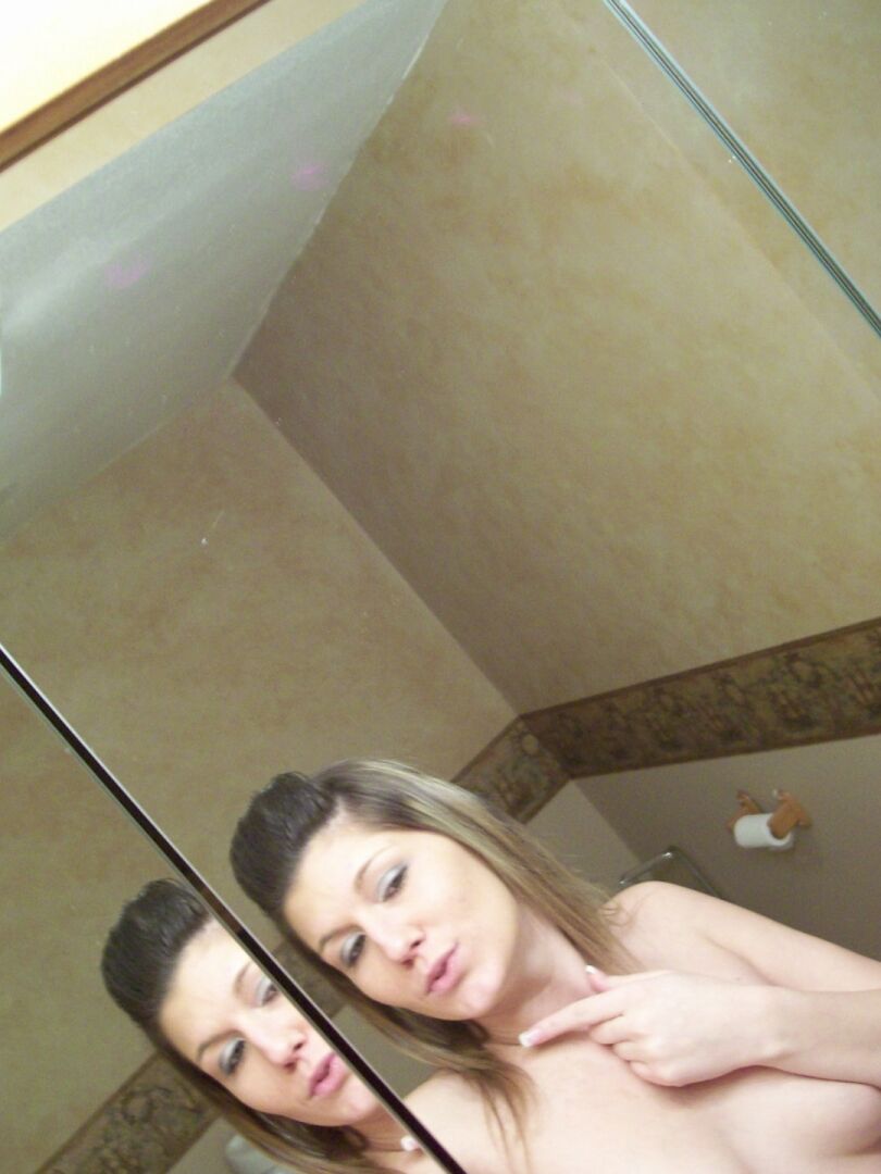 15P Une amatrice prend des selfies après avoir reçu une éjaculation sur ses seins naturels