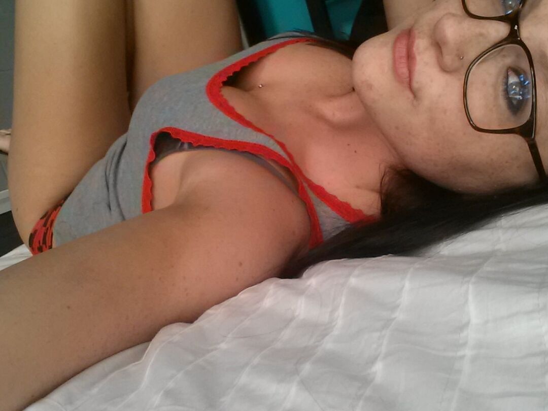 12P Linda morena linda Freckles 18 brinca com seus peitos naturais