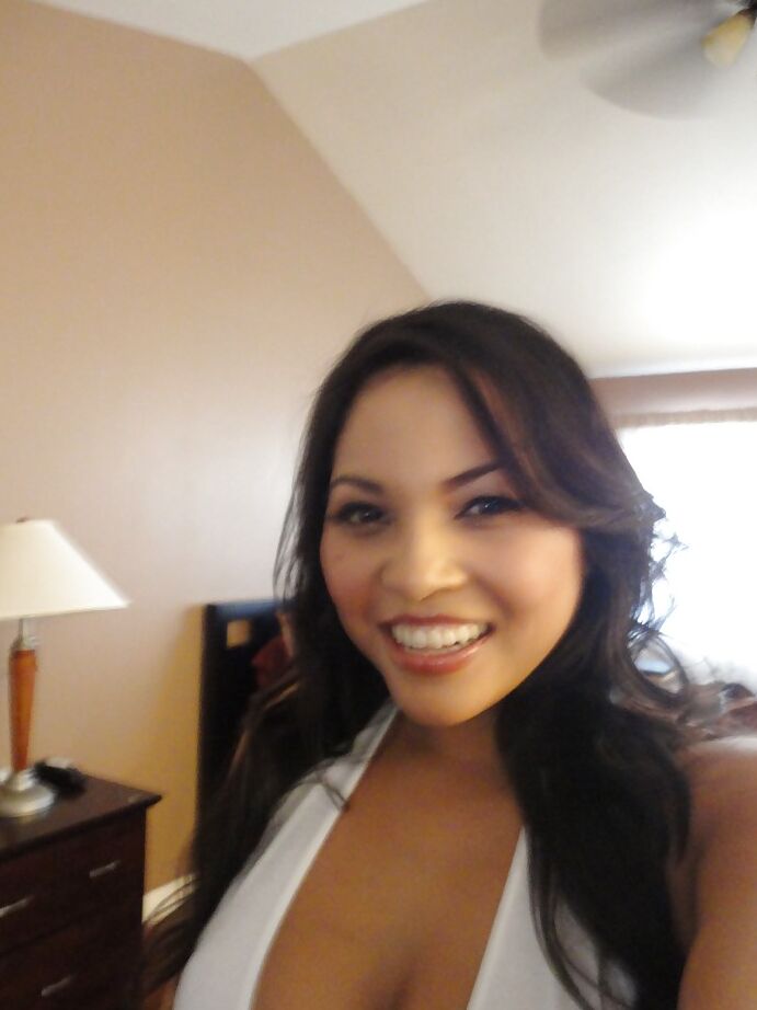 16P Mulher latina sensual Adriana Luna tirando selfies de seus grandes peitos naturais