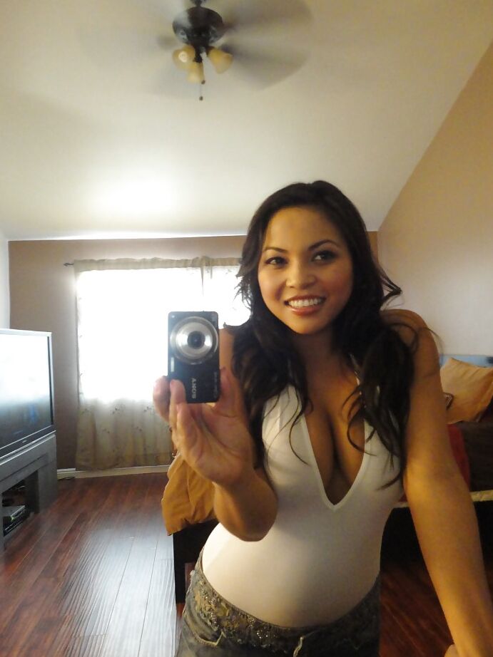 16P Mulher latina sensual Adriana Luna tirando selfies de seus grandes peitos naturais