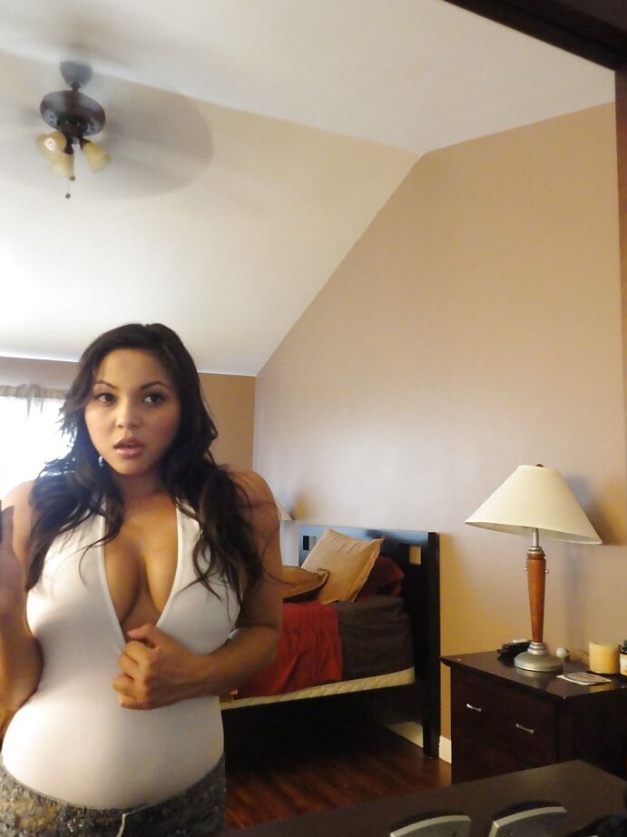 16P Mulher latina sensual Adriana Luna tirando selfies de seus grandes peitos naturais