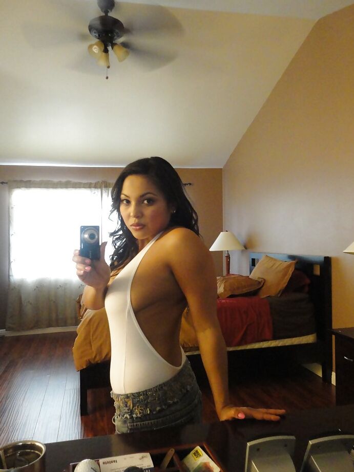 16P Mulher latina sensual Adriana Luna tirando selfies de seus grandes peitos naturais