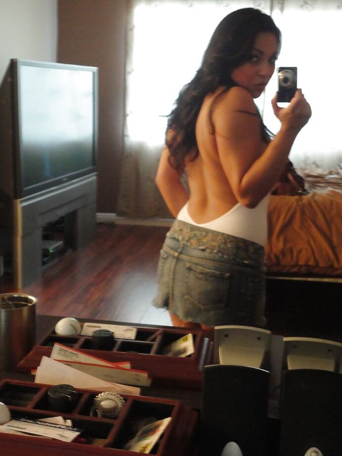 16P Mulher latina sensual Adriana Luna tirando selfies de seus grandes peitos naturais