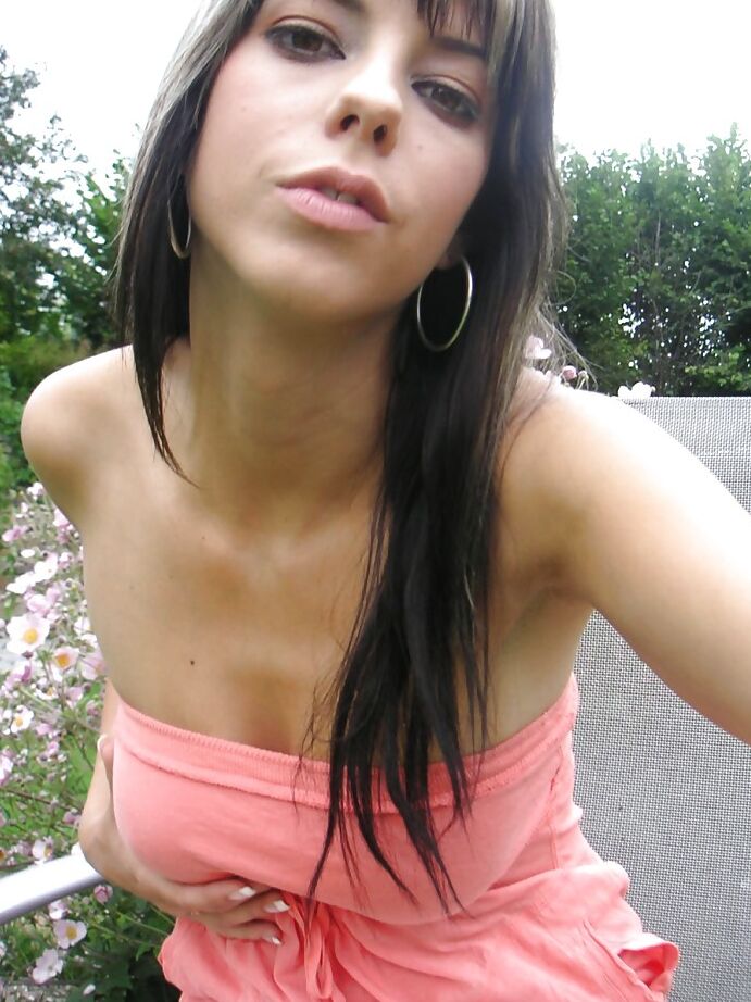 16P Jolie fille brune aux gros seins se déshabille en plein air et pose