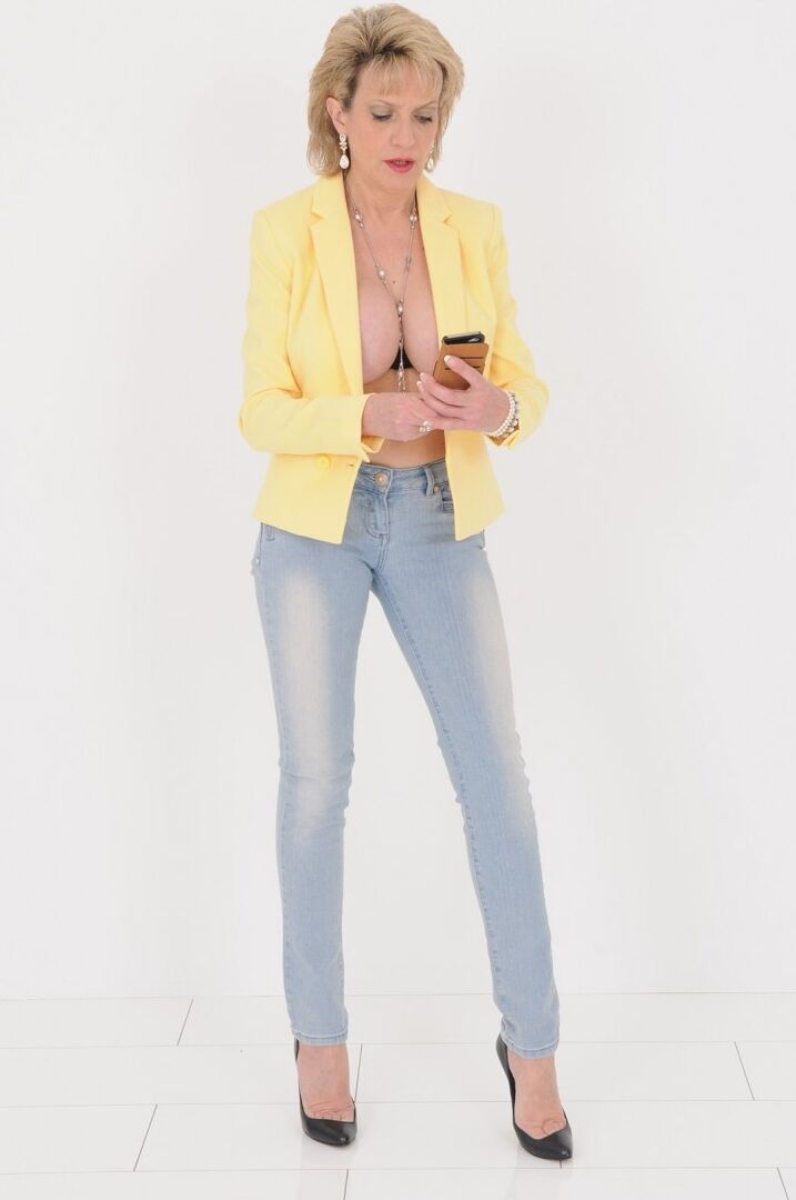 20P A loira mais velha do Reino Unido, Lady Sonia, tira fotos de seus seios realçados