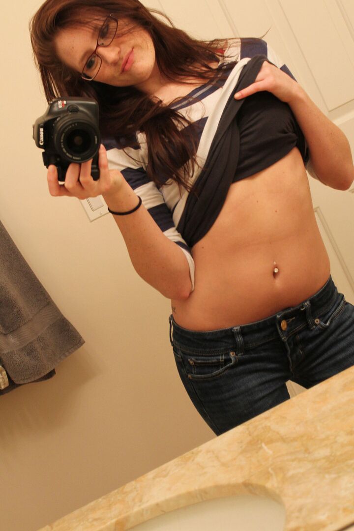12P La chica amateur Pecas 18 se desnuda hasta quedar en ropa interior mientras se toma fotos