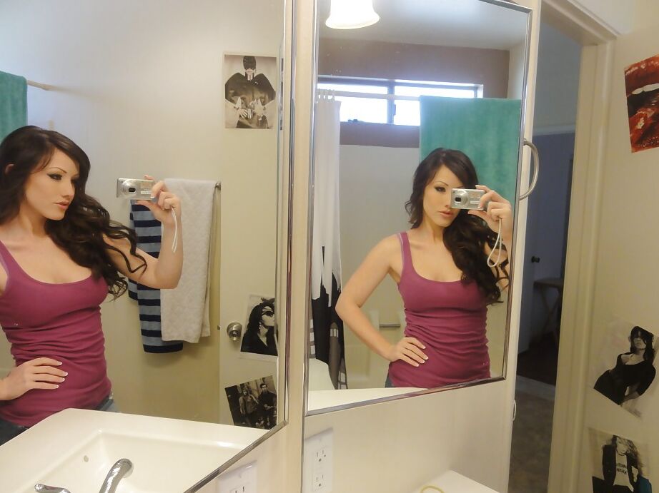 16P Foxy babe Jennifer White se despindo e posando nua no banheiro