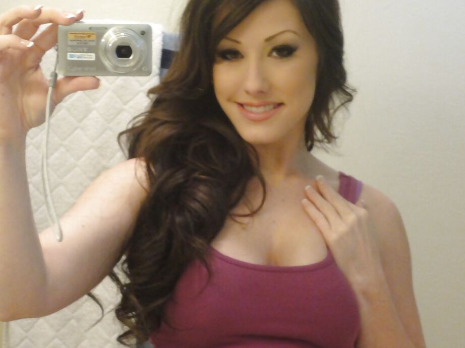 16P Foxy babe Jennifer White se despindo e posando nua no banheiro
