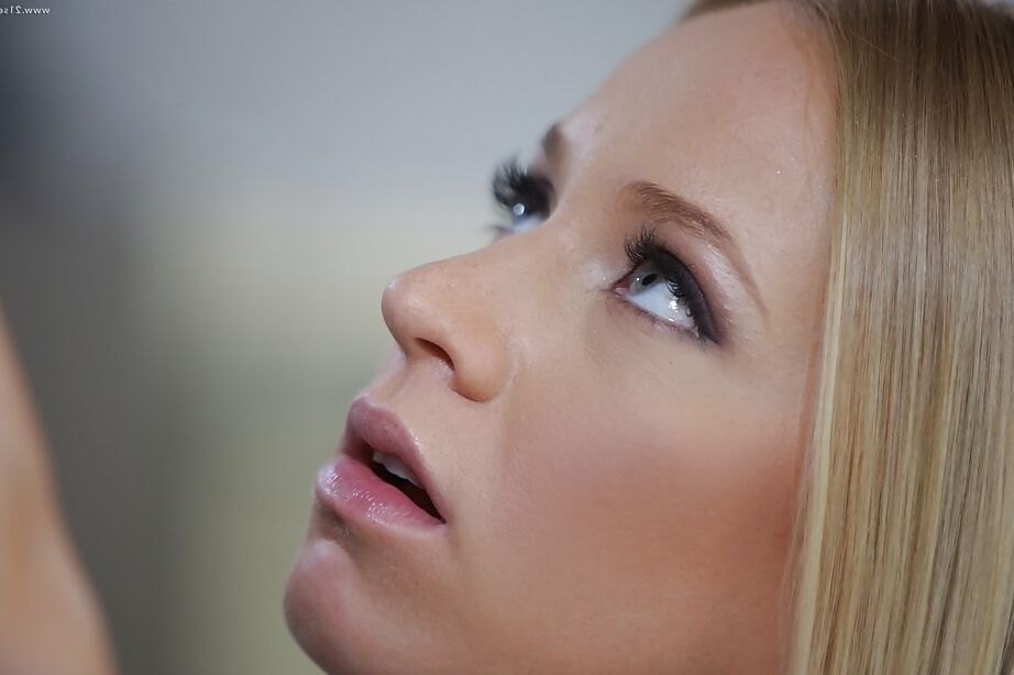 16P La blonde Kiara Lord fait une pipe salissante à genoux dans la cuisine
