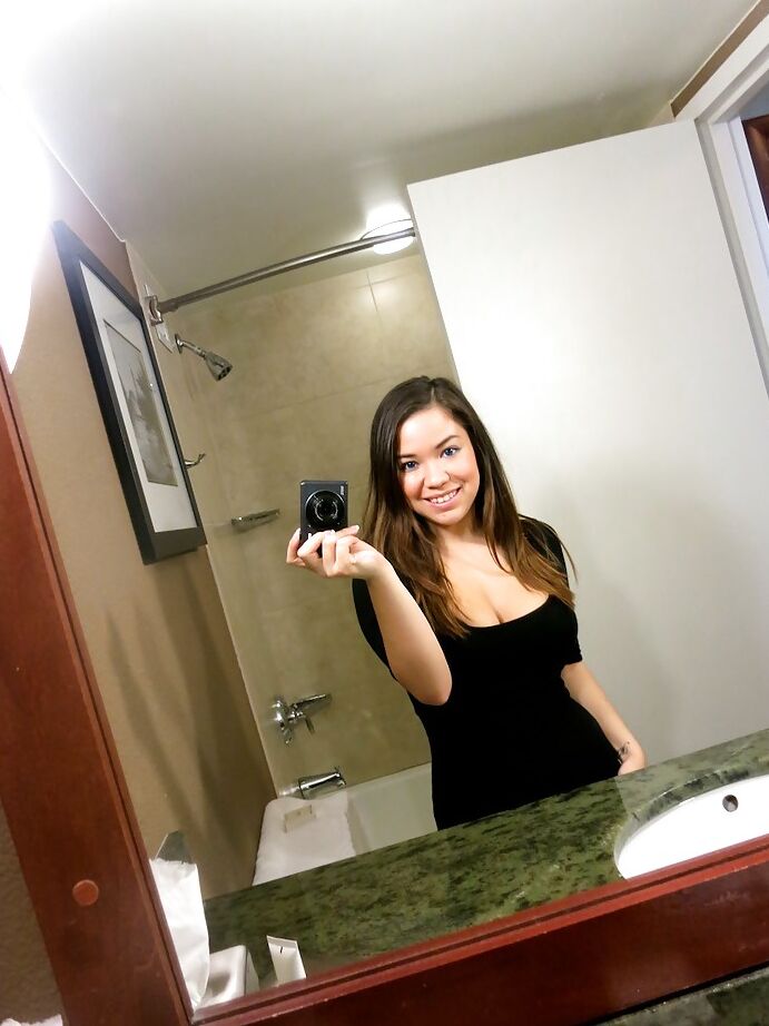 13P La tetona amateur Audrina Grace haciéndose un selfie y desnudándose