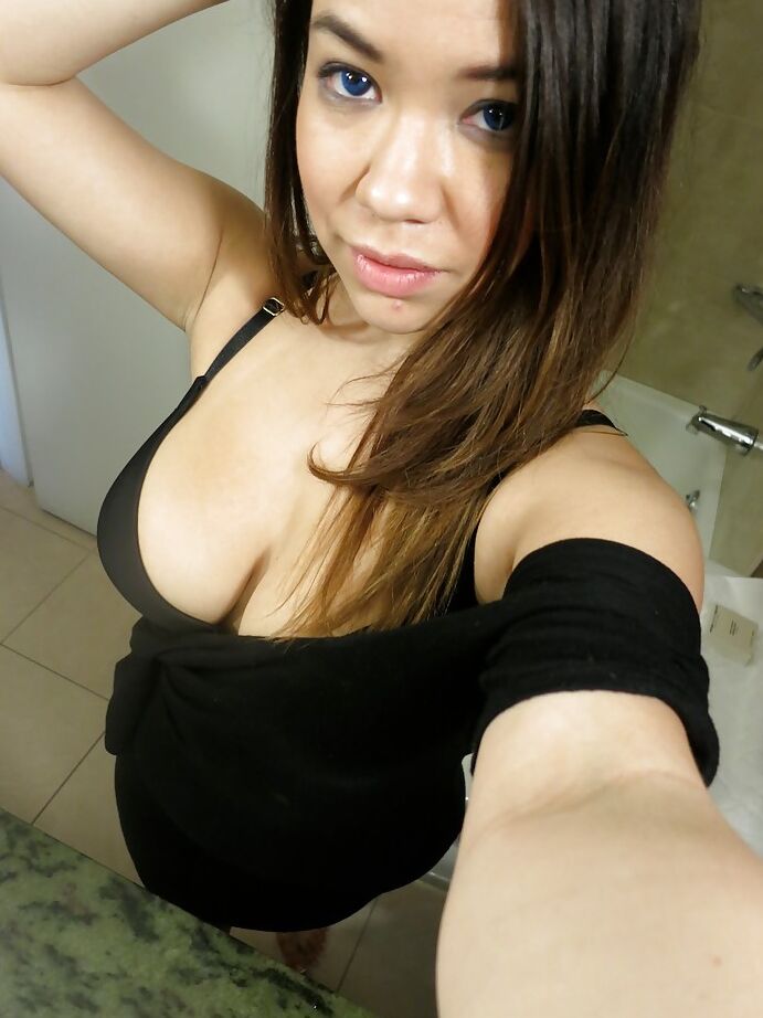 13P La tetona amateur Audrina Grace haciéndose un selfie y desnudándose
