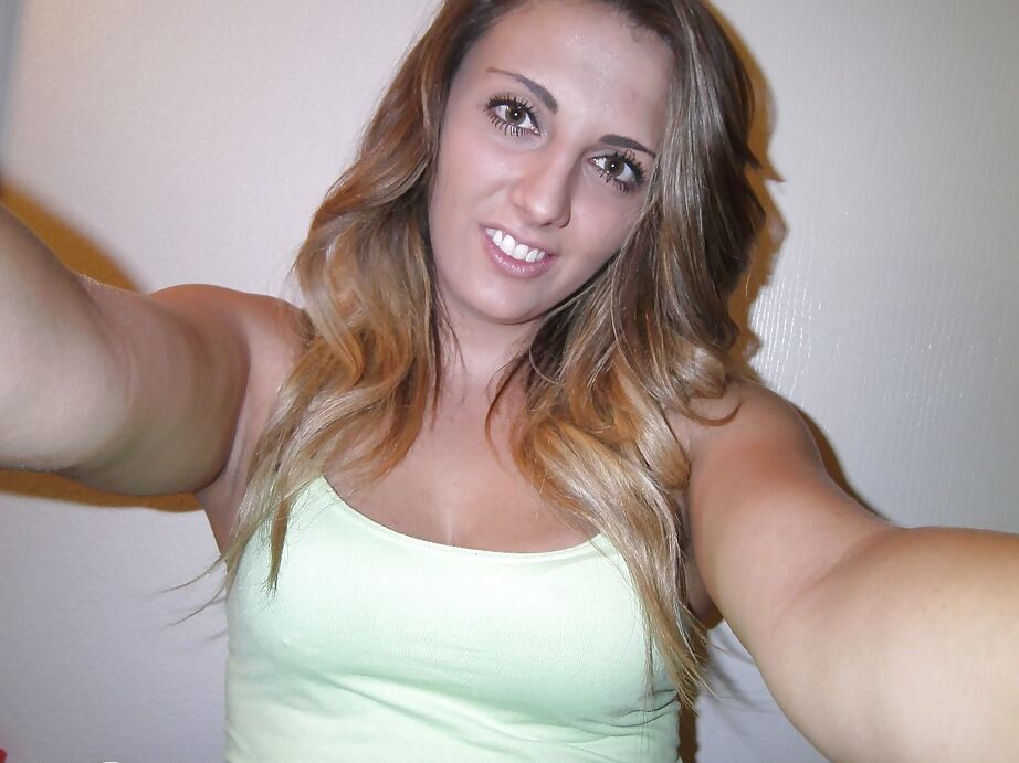 16P With every shot babe Brooke B. takes more daring pics of her body