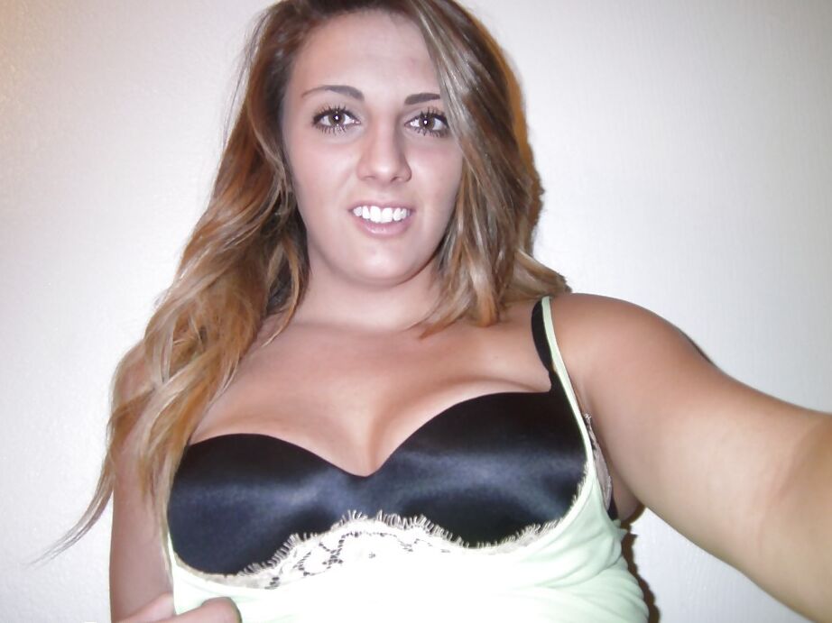 16P With every shot babe Brooke B. takes more daring pics of her body