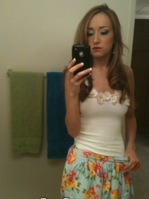 14P, la jolie jeune Victoria Rae Black prend des selfies nues dans le miroir de la salle de bain.