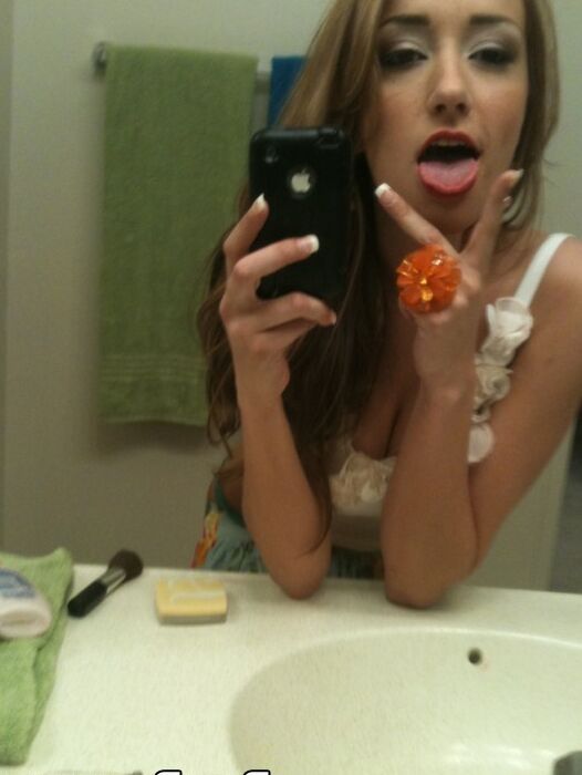 14P, la jolie jeune Victoria Rae Black prend des selfies nues dans le miroir de la salle de bain.