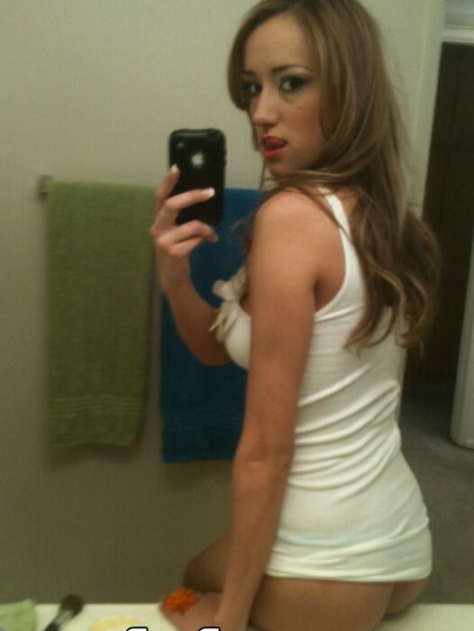 14P, la jolie jeune Victoria Rae Black prend des selfies nues dans le miroir de la salle de bain.