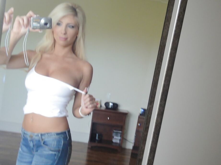Tasha Reign, beauté blonde platine 16P, prend des selfies tout en se déshabillant.