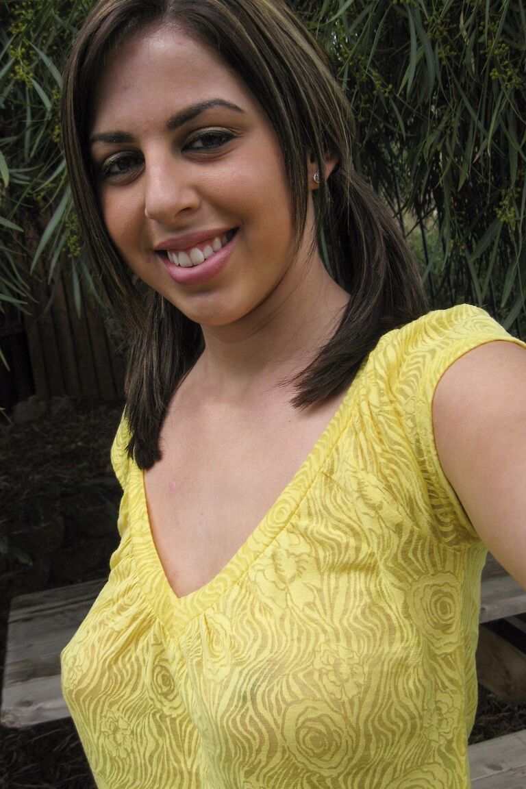 18P La adolescente amateur Mandy se toma selfies de sus tetas firmes y su raja calva en un jardín