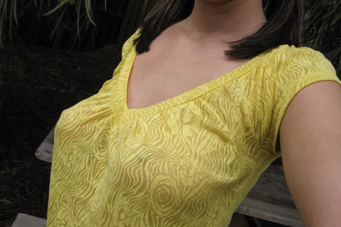 18P La adolescente amateur Mandy se toma selfies de sus tetas firmes y su raja calva en un jardín