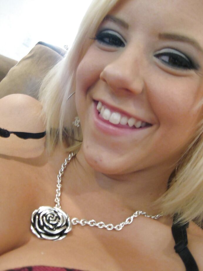 16P Ex-namorada loira Tessa Taylor tirando peitos grandes para tirar fotos