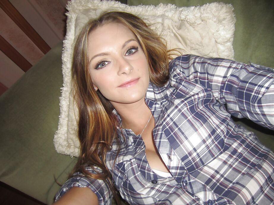 16P Kennedy Nash is doing some outstanding self shots while she is naked