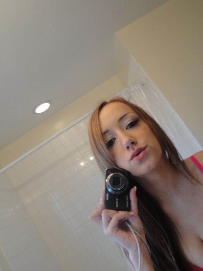 16P La joven solitaria Victoria Rae Black se toma selfies en el espejo de sus pechos desnudos