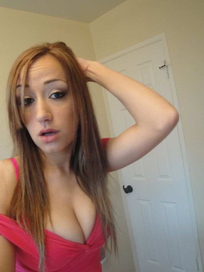 16P La joven solitaria Victoria Rae Black se toma selfies en el espejo de sus pechos desnudos
