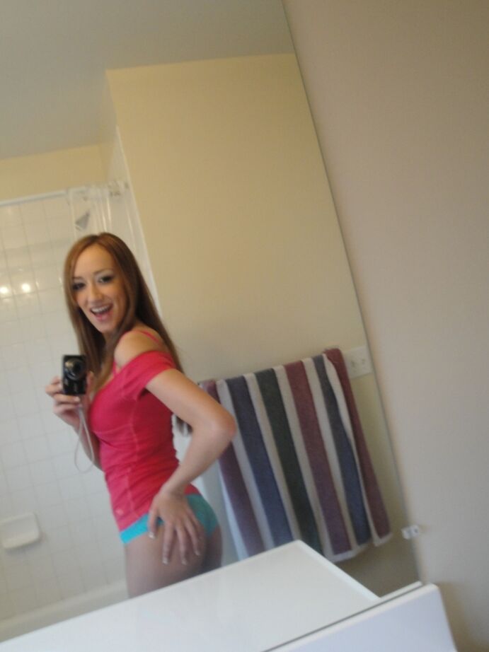 16P La joven solitaria Victoria Rae Black se toma selfies en el espejo de sus pechos desnudos