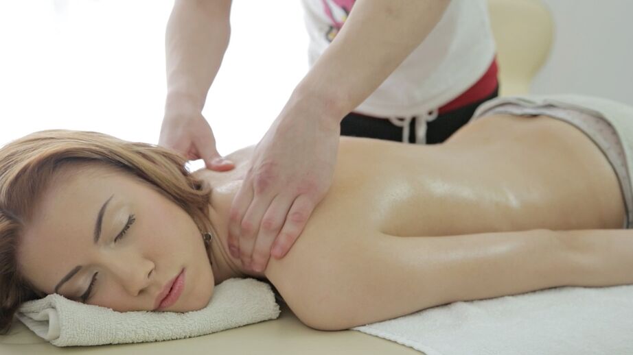 16P Camila gosta de massagem e pau em sua buceta macia para uma peça XXX completa