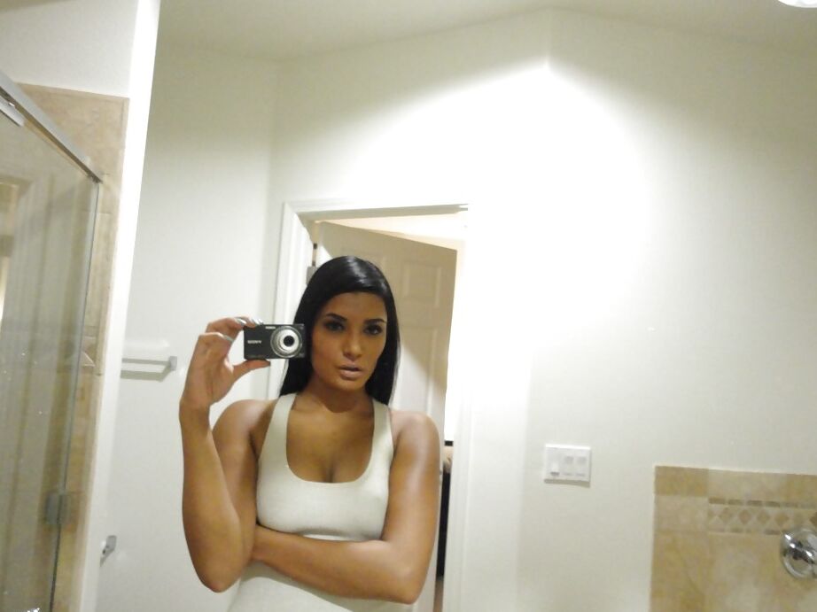 16P Mädchen mit großem Arsch macht für ihren Freund ein Foto von ihrem kurvenreichen Körper