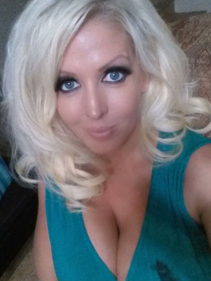 12P La explosiva rubia platino Alura Jenson dejando al descubierto sus grandes tetas para una selfie