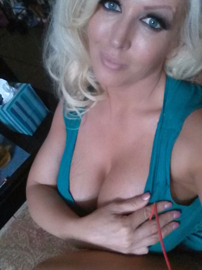12P La explosiva rubia platino Alura Jenson dejando al descubierto sus grandes tetas para una selfie