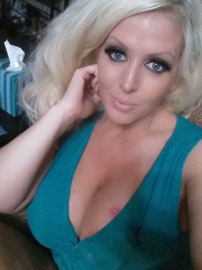 12P La explosiva rubia platino Alura Jenson dejando al descubierto sus grandes tetas para una selfie