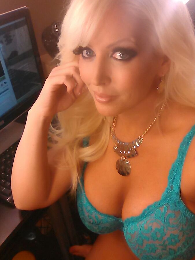 12P La explosiva rubia platino Alura Jenson dejando al descubierto sus grandes tetas para una selfie