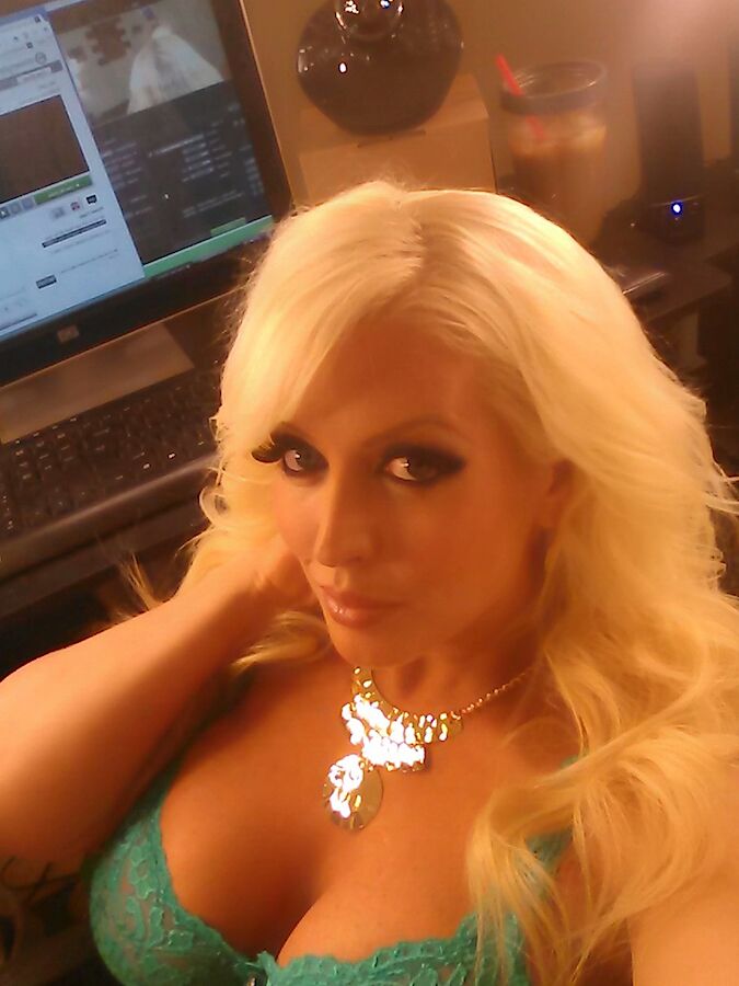 12P La explosiva rubia platino Alura Jenson dejando al descubierto sus grandes tetas para una selfie