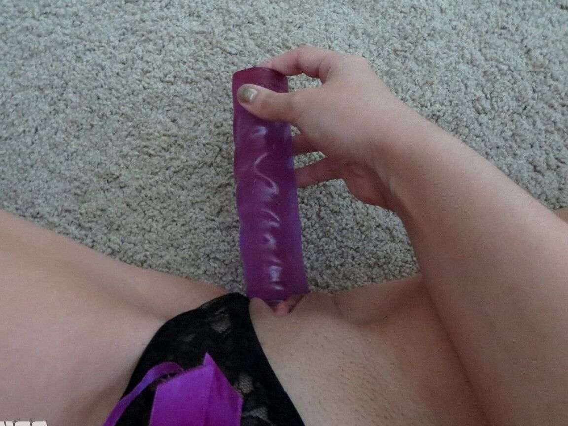 15P A peituda amadora Bryci tira fotos enquanto dildo sua buceta