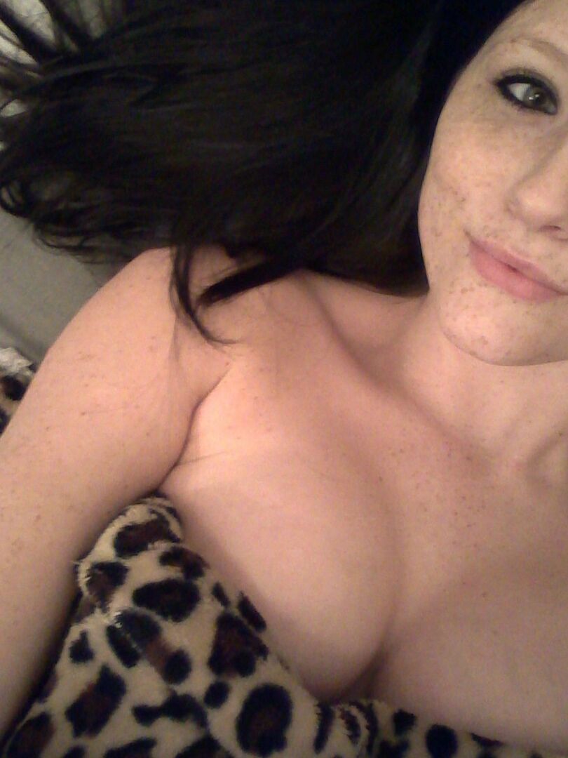 12P A morena empilhada Freckles 18 tira fotos de seu corpo nu