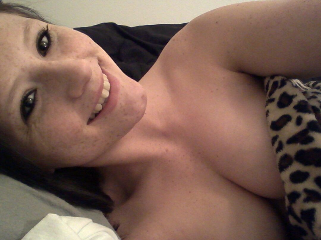 12P A morena empilhada Freckles 18 tira fotos de seu corpo nu