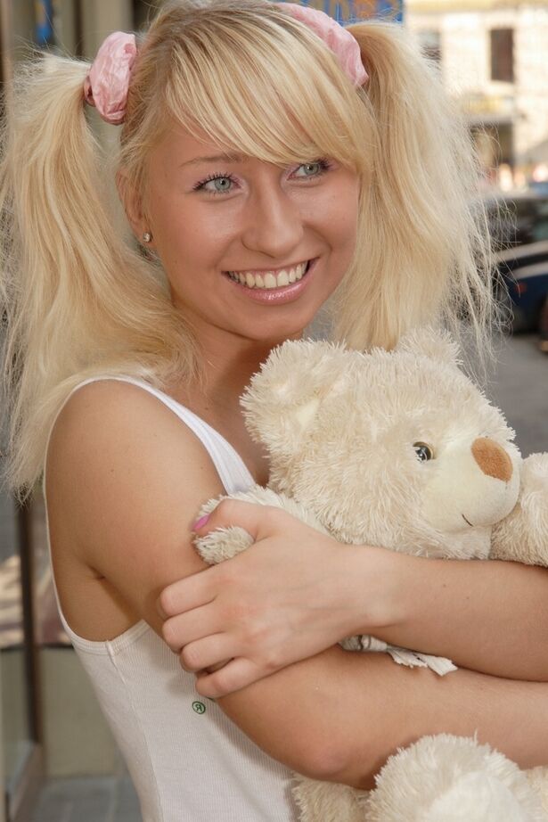 16P Une jeune blonde a des relations sexuelles hardcore avec son ancien professeur