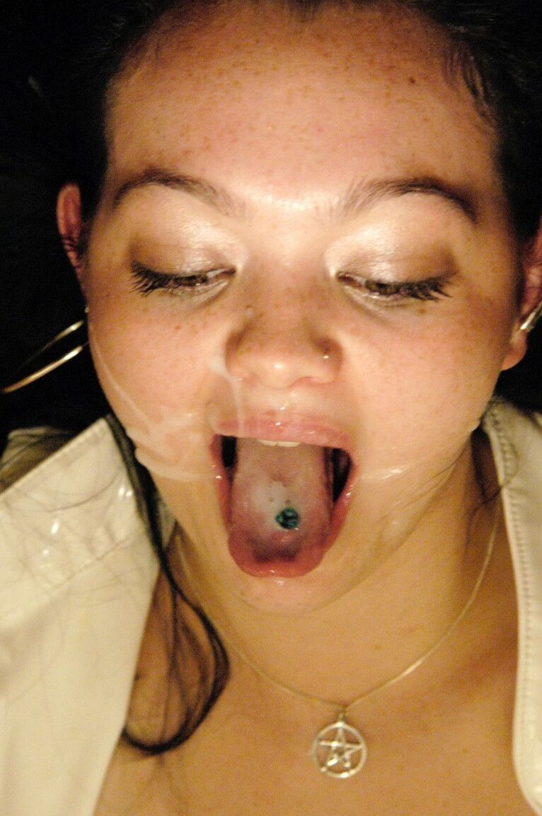 21P 小柄なおっぱいの看護師ドナ・デリエールがぶっかけアクションで複数のチンポをしゃぶる