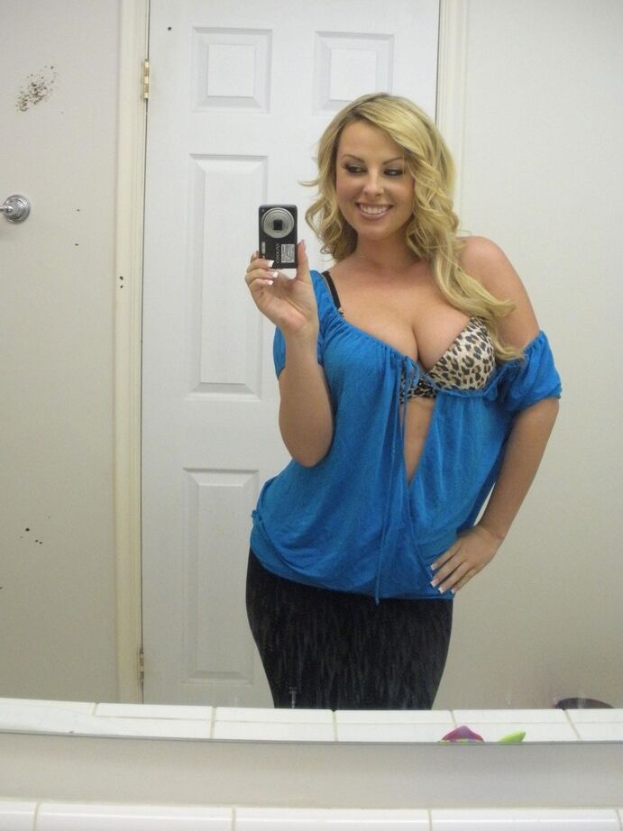 16P Ex-girlfriend Stephanie Blaze takes mirror selfies while getting undressed