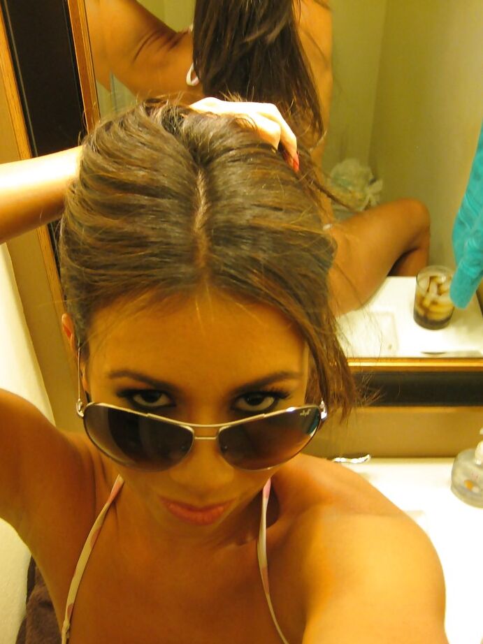 16P La caliente latina perfecta Petra tomándose selfies de sus bonitos melones
