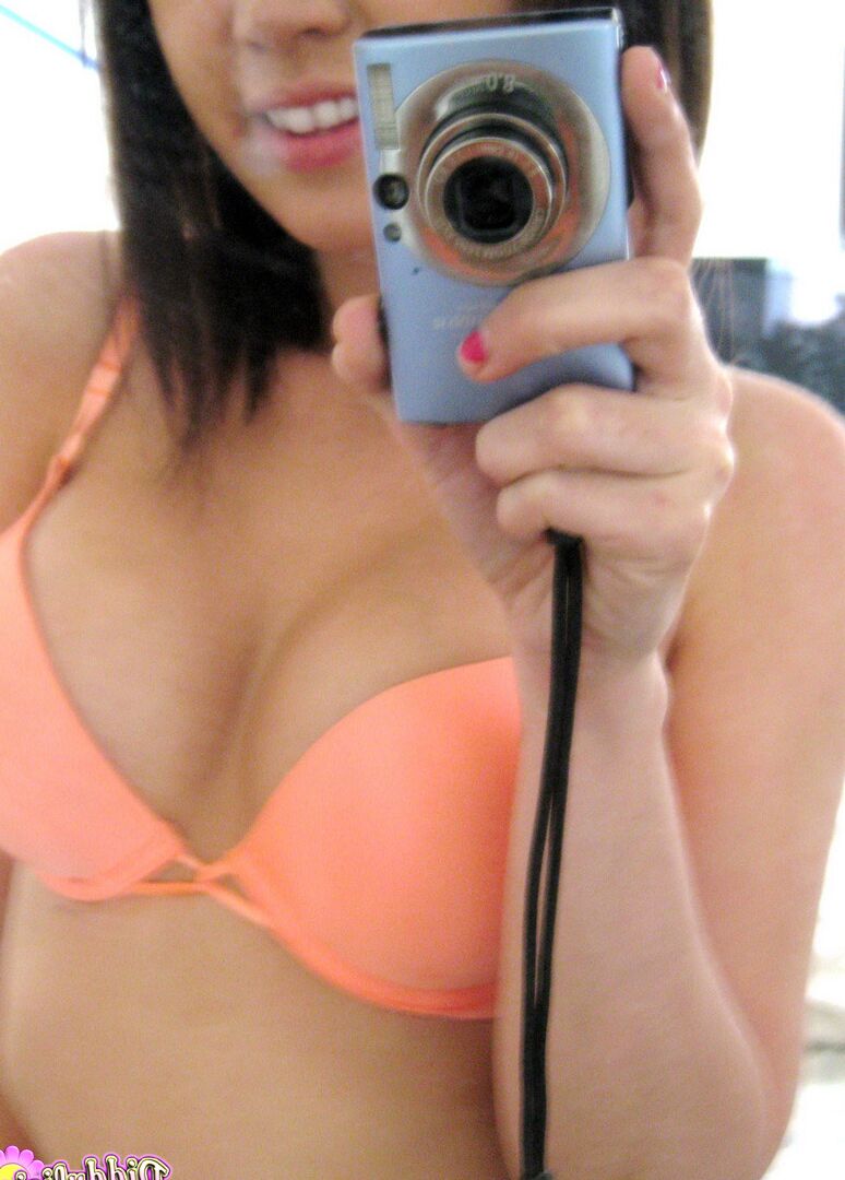 12P Der bezaubernde Teenager Diddylicious zieht ihren Büstenhalter aus, während er Spiegel-Selfies macht