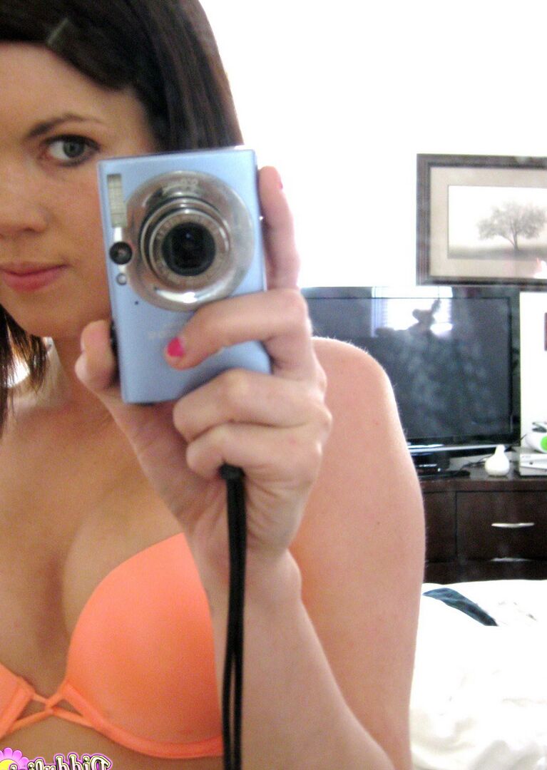 12P Der bezaubernde Teenager Diddylicious zieht ihren Büstenhalter aus, während er Spiegel-Selfies macht
